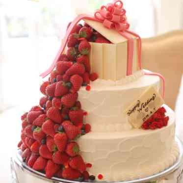 苺がぶわっとあふれ出たような可愛いケーキ。