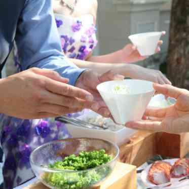 完成したらおふたりからゲストへサーブ。