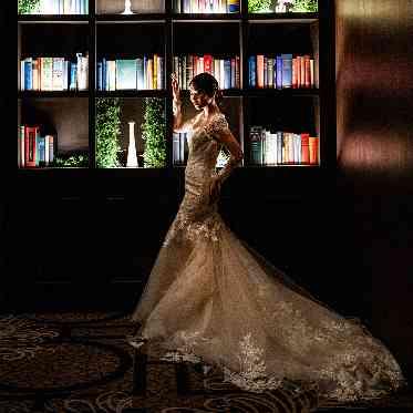 マリアージュ グランデ 印象的な本棚をバックに