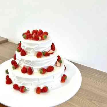 マリアージュ グランデ いちごを多くあしらった豪華な3段ケーキ