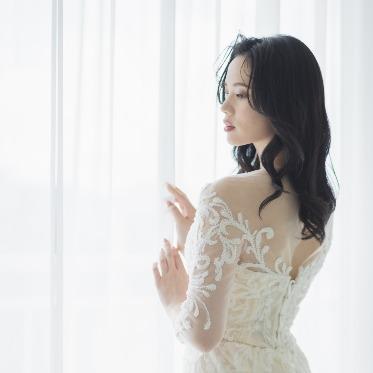 マリアージュ グランデ カーテン横で柔らかい光を受けて