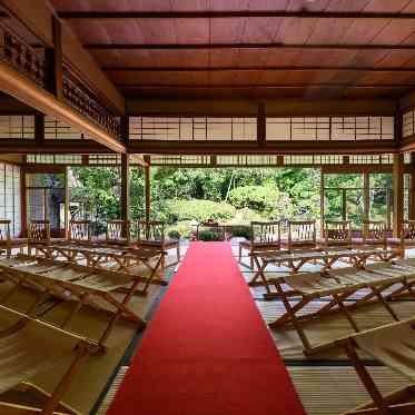 桜鶴苑（おうかくえん） 日本庭園からの陽光が降り注ぐ挙式会場は2名～70名までご案内可能。