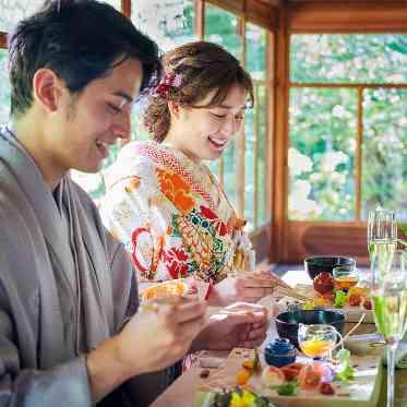 桜鶴苑（おうかくえん） 庭園を臨みながらゆっくりとした時間を過ごして。