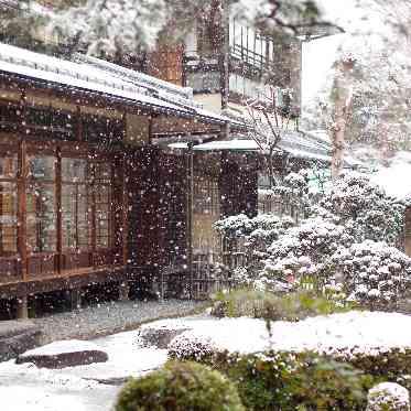 桜鶴苑（おうかくえん） 雪景色も情緒あふれる日本庭園