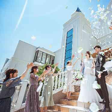 NIHO 大階段を使ったフラワーシャワーで、華やかなワンシーンが叶う