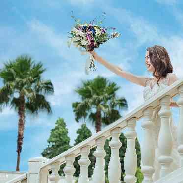 NIHO 憧れの大階段では、ブーケトスなどゲスト参加型演出を