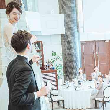 階段の上からゲストへ挨拶。普段にはない特別感が味わえる瞬間