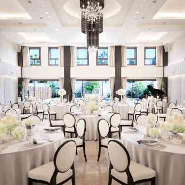 NIHO 2階までの吹き抜けとなる開放感のある会場。特注のシャンデリアにゲストも驚く