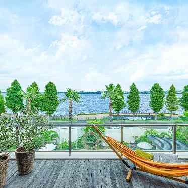 琵琶湖を眺めながら、ゲストと語らう時間を。