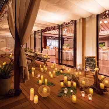 ナイトウェディング/リゾートテイストならではのコーディネートで非日常空間を