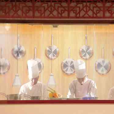 NIHO 料理も演出に。オープンキッチンでは総料理長の挨拶やフランベ演出を