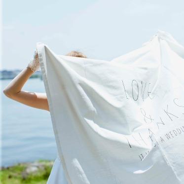 NIHO 琵琶湖を背景に残す写真。アイテムと組み合わせてオシャレな一枚に