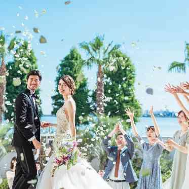 NIHO 挙式後は、青空の下憧れの大階段でフラワーシャワーの祝福を