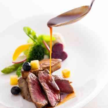 NIHO 近江牛を用いたメイン料理にはゲストも満足。併設のキッチンから出来立てを提供できる