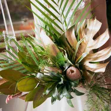 NIHO おふたりらしさ、ドレスや会場とのバランスを考え、ぴったりのブーケをご用意