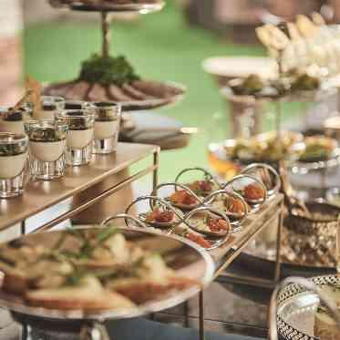 マナーハウス写風舘 色とりどりに並んだカナッペとスイーツ幸せな気分に笑顔があふれる