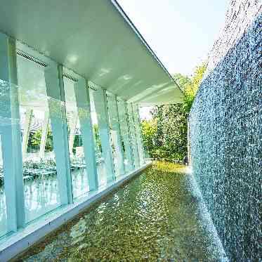 KITAYAMA　MONOLITH(北山モノリス) 窓からは庭園と水面の揺らめきが見え、特別な時を優しく包む