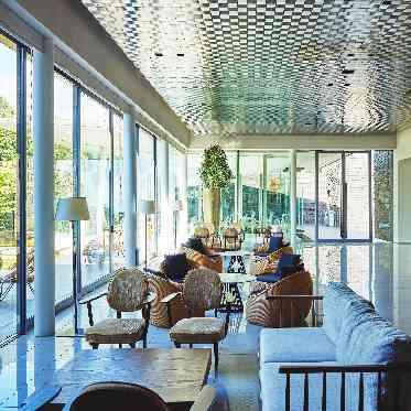 KITAYAMA　MONOLITH(北山モノリス) 庭園を望むロビー、邸内に足を踏み入れた瞬間に非日常が広がる