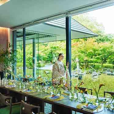 KITAYAMA　MONOLITH(北山モノリス) 食事を囲みながらゲストとゆっくり会話を楽しめる