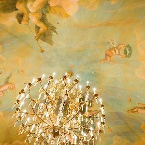 エクシブ琵琶湖 頭上に輝くシャンデリアが
非日常空間を演出します