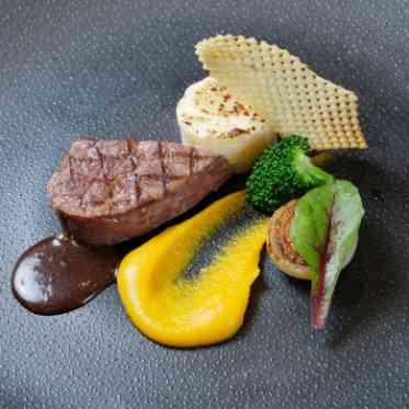 エクシブ琵琶湖 黒毛和牛フィレ肉のグリル ドフィノワーズポテト ソースヴァン・ルージュ