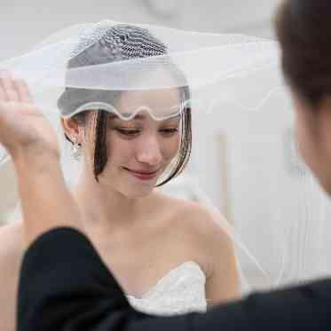 小さな頃を思い出しながらのベールダウンは感動的です。