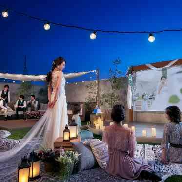 マリアージュ彦根 広いテラスには、夕刻からスクリーンも登場!2次会やナイトパーティーにもオススメ。