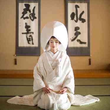 びわ湖大津プリンスホテル ホテル館内で和装フォトウエディング。お庭付きの和室をご用意しております。