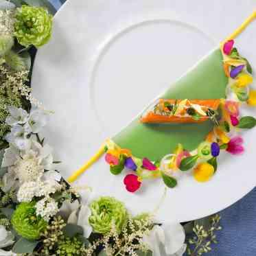 びわ湖大津プリンスホテル 見た目も美しく華やかにご用意いたします。