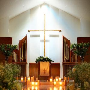 京都東急ホテル 天井より自然光がふりそそぐチャペル。