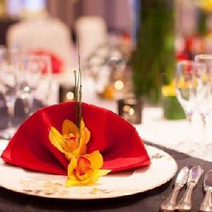 京都東急ホテル コーディネートを引き立てるナフキンフラワーも重要なアイテム。