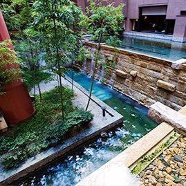 京都東急ホテル 鴨川水系の地下天然水を利用した清流と、竹林が広がる中庭