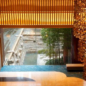 京都東急ホテル エスカレーターから降りてくると見えてくる中庭。