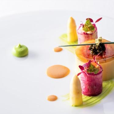 ズワイガニとホワイトアスパラガスのシャルロット キャビア添え