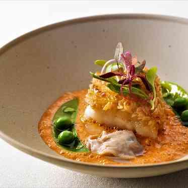 香ばしく鱗を焼き上げた甘鯛蛤の出汁で仕上げたパプリカのソース