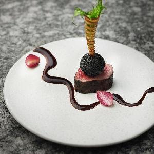 京都東急ホテル グリルした牛フィレ肉の瞬間スモーク
京都産米とフォアグラのクロケット トリュフ風