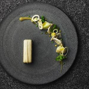 京都東急ホテル 純白のソースを纏ったパテ・ド・カンパーニュ
白い野菜のサラダ仕立て 京壬生菜ソー