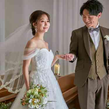 二条城チャペル セント・アベニール 大理石のバージンロードに映るおふたりのシルエットはまるで映画のワンシーン…