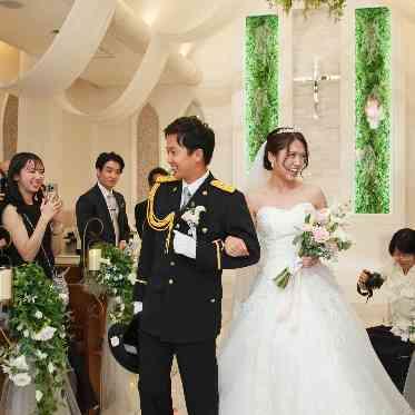 二条城チャペル セント・アベニール 皆様の祝福のフラワーシャワーがおふたりを優しく包み込みます