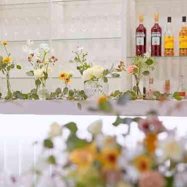 二条城チャペル セント・アベニール 会場内のバーカウンターはゲストと語らう場所としても人気