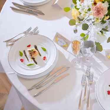 テーブルクロスやナフキンは装花や季節に合わせて豊富なラインナップより選択できる