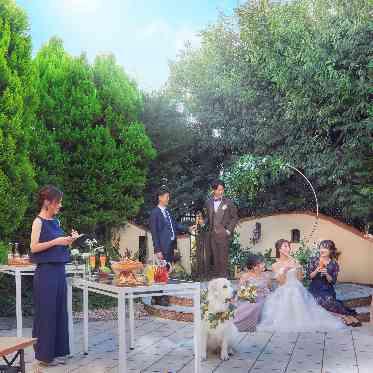 披露宴会場は開放的なガーデンにも繋がる。デザートビュッフェなどの演出が人気♪