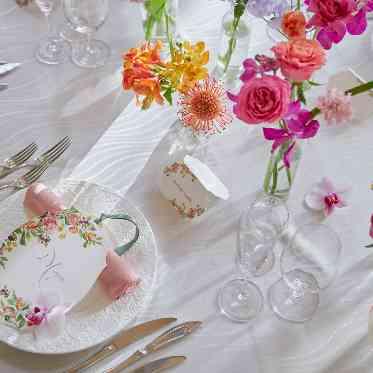 二条城チャペル　セント・アベニール 【フラワービュッフェ】ゲスト自身にお花を選び取っていただきテーブルコーディネート