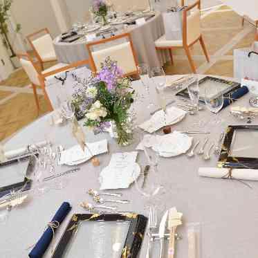 【カラーコーディネート】質感のクロスもご用意!ナチュラルで華やかな会場に!