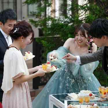 新郎新婦から皆さまへサーブ