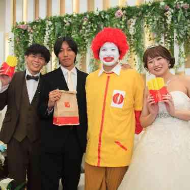 二条城チャペル セント・アベニール 会場内は大盛り上がり!!ご友人から新郎新婦へ楽しいサプライズ!