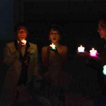 大人気キャンドルリレー!暗転した会場内にキャンドルの光が輝く幻想的な空間に