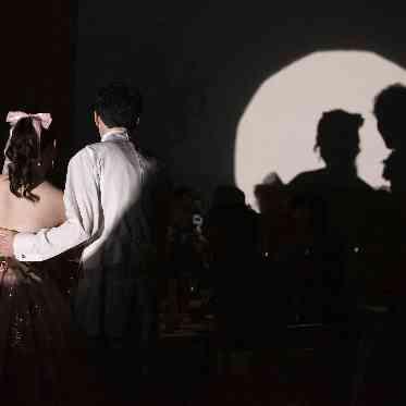 暗転した会場内に一筋のスポットライトが…おふたりのシルエットが美しく…