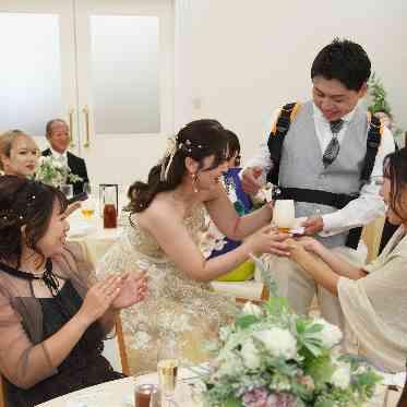 二条城チャペル セント・アベニール ゲスト大盛り上がりのビールサーブ!