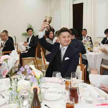 箱を開けると色とりどりのカップが…中には1つだけゴールドカップが入っているかも!